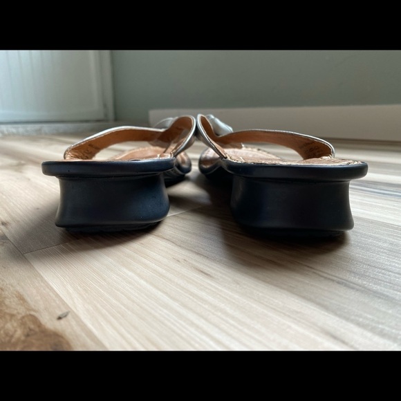 JOSEF SEIBEL leather Sandal silver strap w/ single flower accent size 9-9.5 - Picture 7 of 12